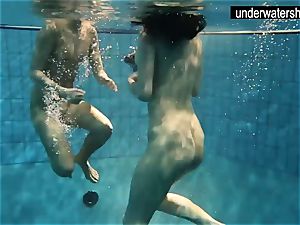 2 killer amateurs flashing their bods off under water